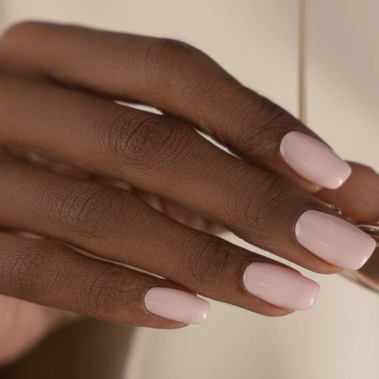 Blushed Silence Nail Polish – Farbwirkung und Produktdetail; Farbton ein weiches, pudriges Blush-Rosa mit zurückhaltender, leicht transparenter Wirkung