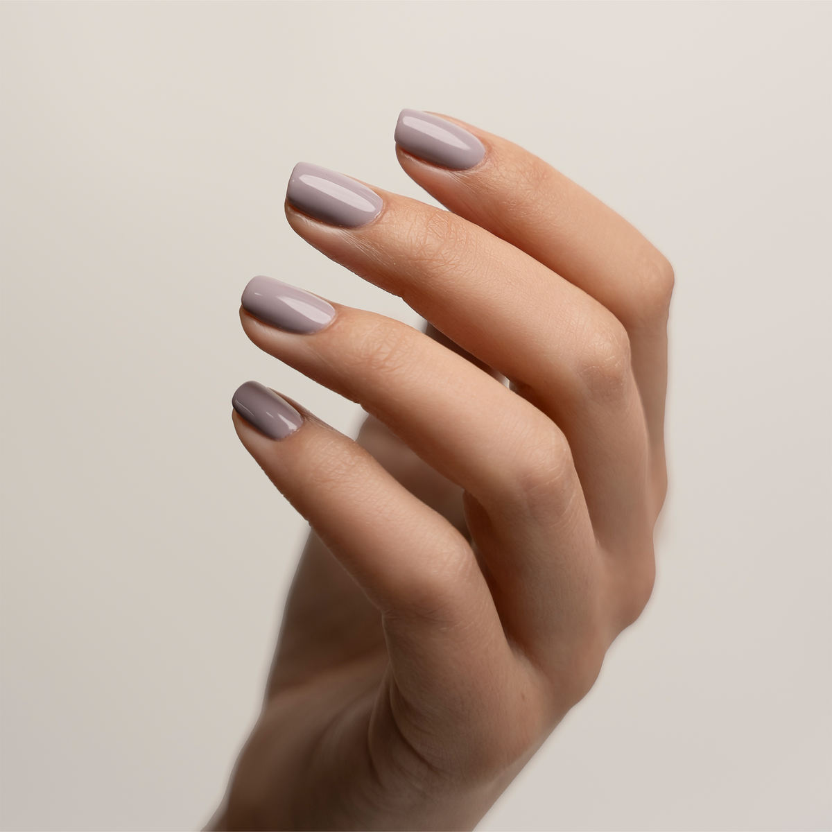 Athena Nail Polish – Nahaufnahme des Farbtons; Farbton ein gedecktes Violettgrau mit weichem, pudrigem Unterton