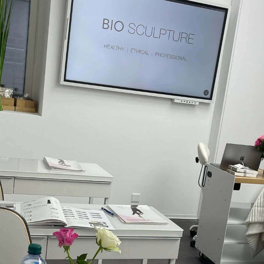Bio Sculpture basic Nail System Schulung Schulung Bio Sculpture BIOGEL & EVO Basic Schulung (2 Tage) Der zusätzliche Prüfungstag ist im Preis inbegriffen. Nach Abschluss der Schulung und bestandener Prüfung erhalten Sie die offiziellen Bio Sculpture BIOGE