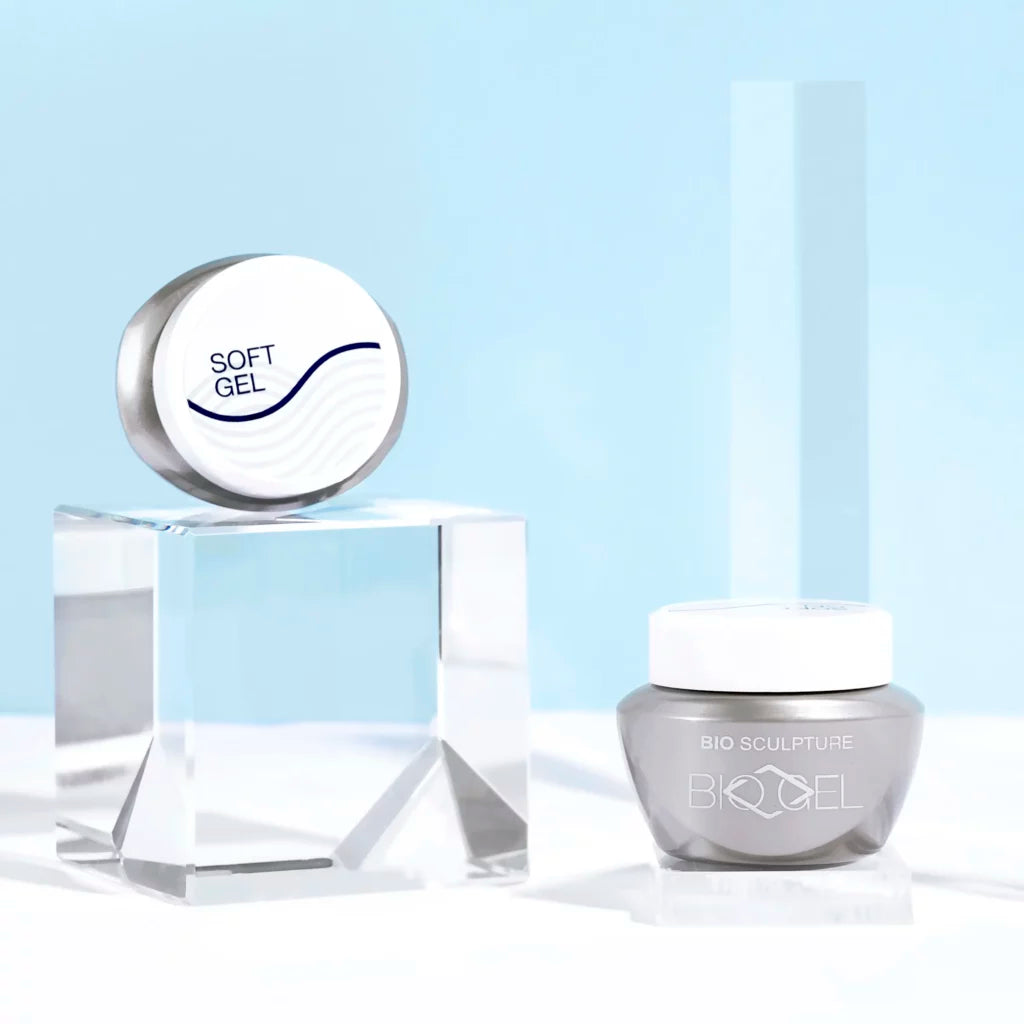 Soft Gel - BIOGEL BIOGEL Base Soft Gel - BIOGEL Soft Gel ist ein flexibles Gel, das als Verstärkungs-/Abschlussschicht auf einem weichen Nagel (einem gesunden Nagel, der sich in beide Richtungen biegen lässt, ohne dass der Nagel dabei verletzt wird) oder