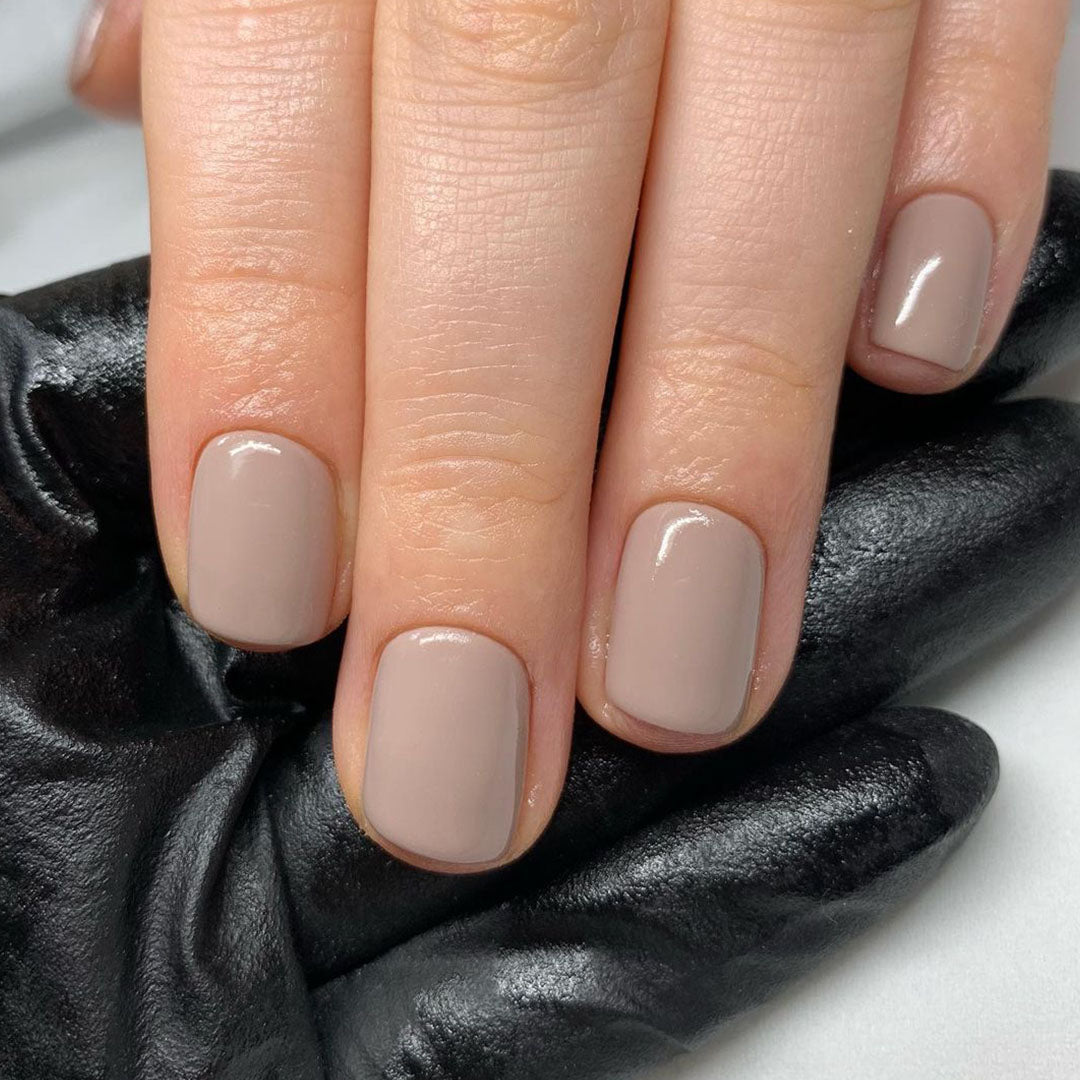 Ashes of Roses Nail Polish â Nahaufnahme des Farbtons; Farbton ein helles Grau-Taupe mit sanftem Fliederunterton