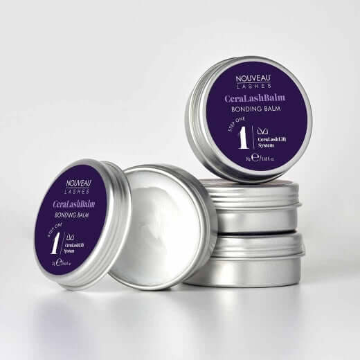 LVL CeraLash Balm LVL Cera Stark haftender Haftbalsam zum Fixieren der Wimpern am Schutzschild in Schritt 1 Ihrer LVL-Behandlungen. Angereichert mit pflegenden Inhaltsstoffen. Pro Dose reicht das Produkt für bis zu 95 Behandlungen. Dieses Produkt ist von