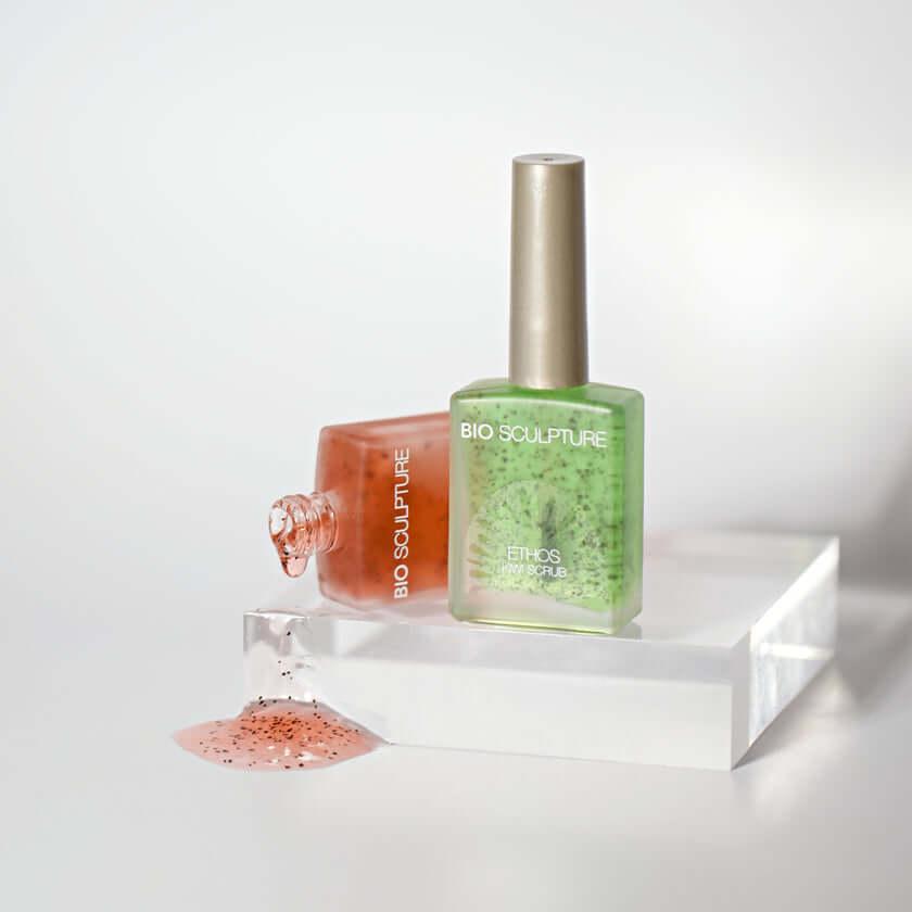 0324 Passion Berry Exfoliant - ETHOS ETHOS Ein Peeling für Nägel und Nagelhaut mit weichen Tonerdepartikeln und Passionsfruchtsamenpulver, dass hilft trockene und abgestorbene Zellen zu entfernen. Kukuinussöl bietet antioxidative und Anti-Aging-Eigenschaf