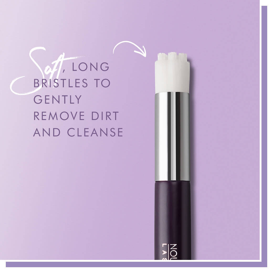 Lash & Lid Cleansing Brush Instrumente & Zubehör Verwenden Sie diese clevere Reinigungsbürste mit Ihrem Lash & Lid Foaming Cleanser, um die Wimpern und den Augenliderbereich gründlich zu reinigen. Es ist die perfekte Ergänzung zum Lash & Lid Foaming Clean