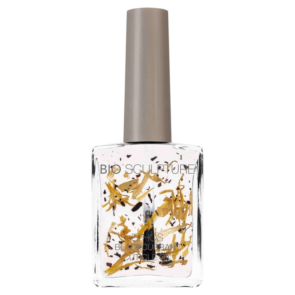 0321 Blackcurrant Cuticle Oil - ETHOS ETHOS ETHOS Blackcurrant Cuticle Oil Enthält Süßmandel-, Sonnenblumen- und Schwarze Johannisbeersamenöle, die Antioxidantien mit weichmachenden Eigenschaften zum Schutz der Nagelhaut sind. Fördert die Zellregeneratio