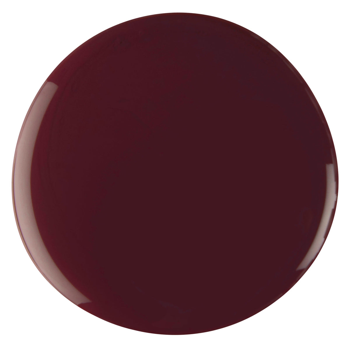 Ruby Nail Polish – Farbwirkung auf lackierten Nägeln; Farbton ein tiefes, gedecktes Pflaumenviolett mit satten roten Untertönen