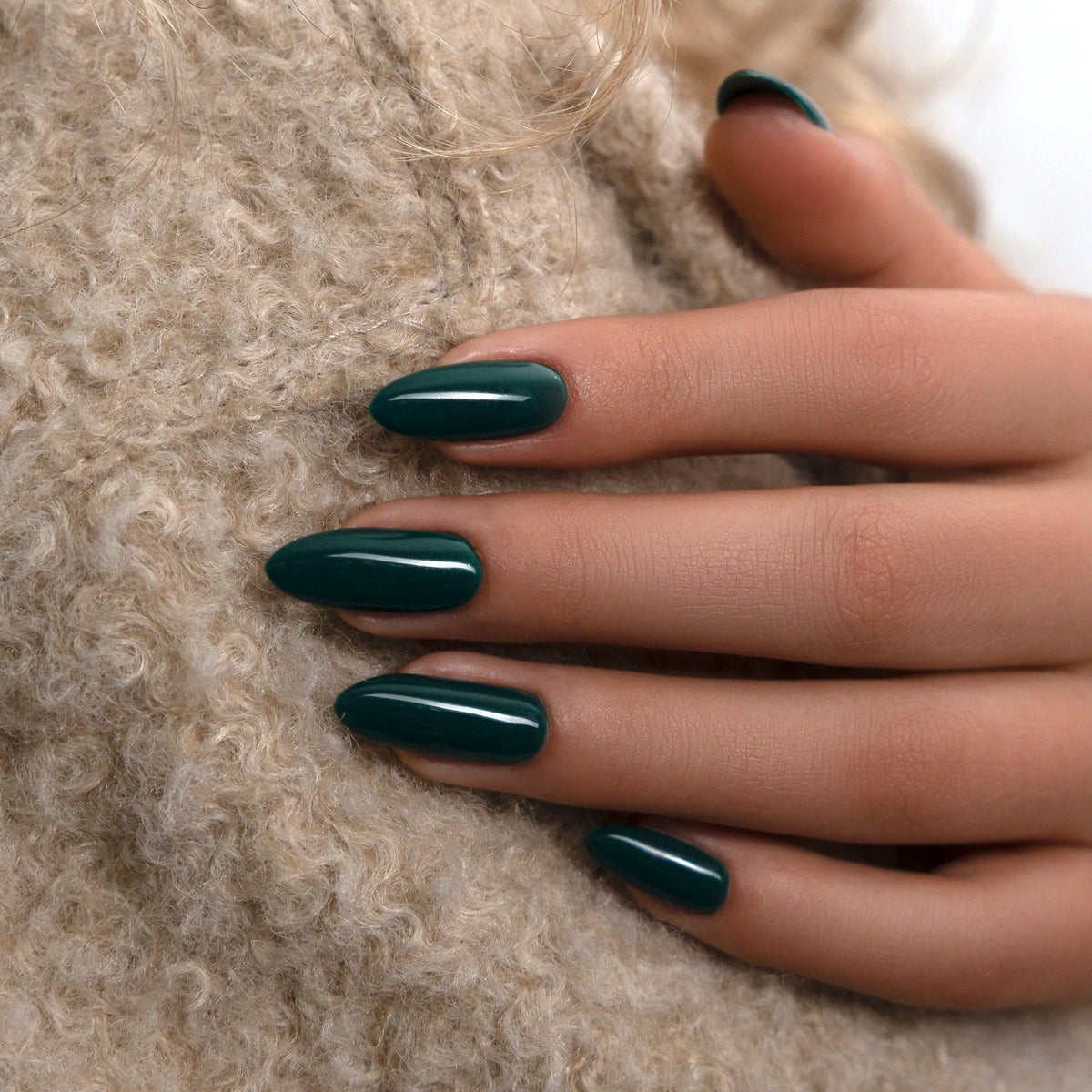 Mira Nail Polish – Nahaufnahme des Farbtons; Farbton ein gedecktes Waldgrün mit kühlen blauen Untertönen