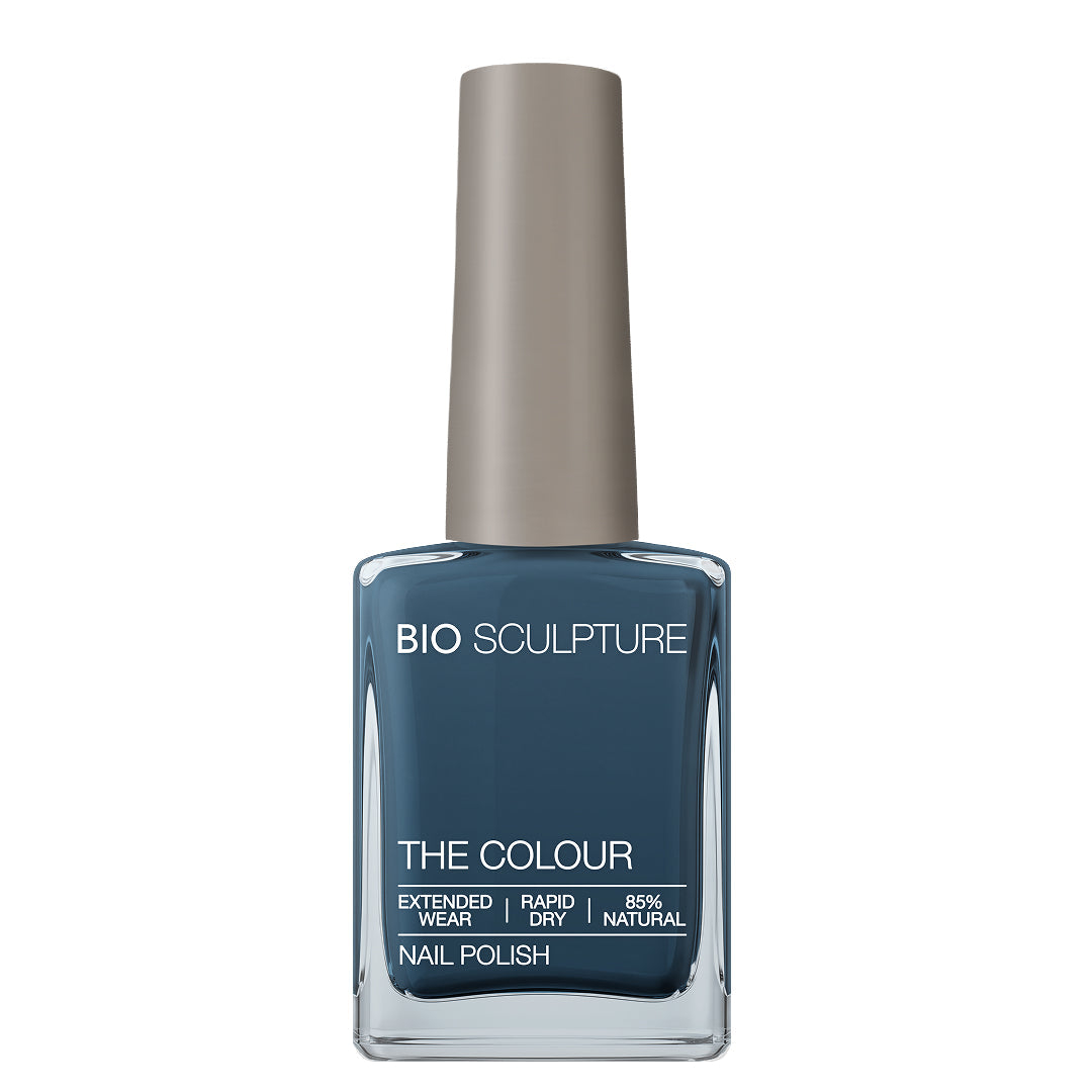 Nordic Dust Nail Polish – Bio Sculpture Produktflasche; Farbton ein kühles, rauchiges Blau mit dezenten grauen Untertönen