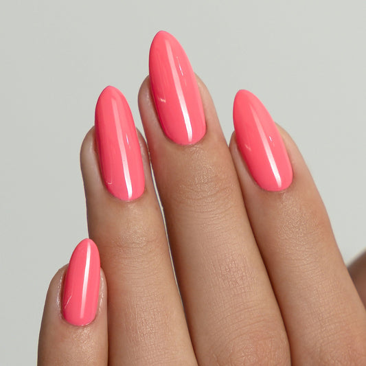 Coral Crush Nail Polish – Farbwirkung auf lackierten Nägeln; Farbton ein lebhaftes Korallrosa mit frischer, leuchtender Wirkung