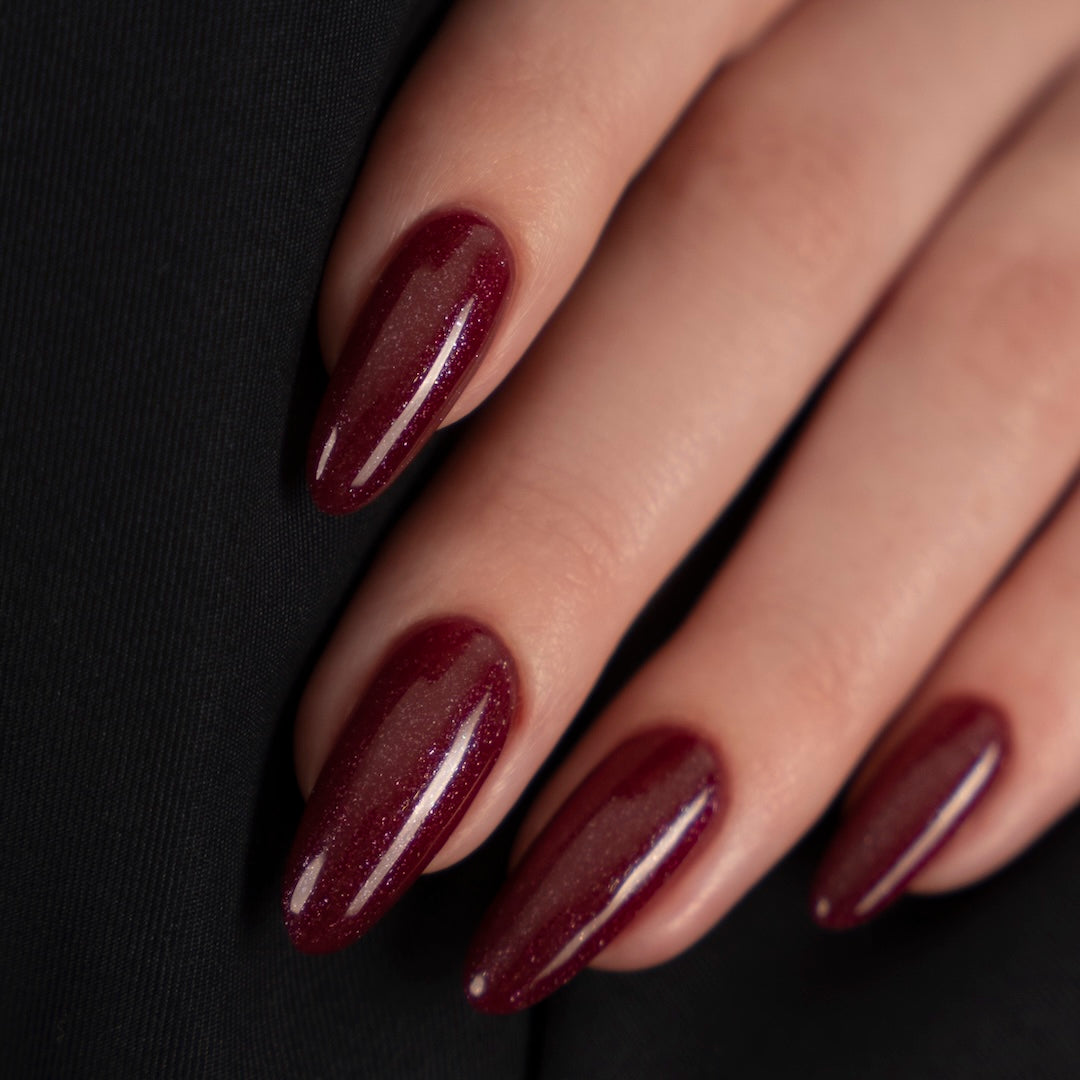BIOGEL 0348 Berry Night Sky – tiefes Beerenrot mit Schimmer auf mandelförmigen Nägeln