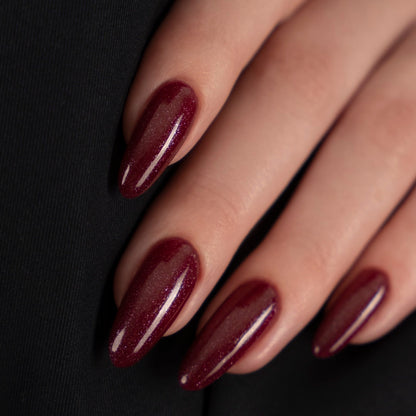 Berry Night Sky Nail Polish – Farbwirkung und Produktdetail; Farbton ein sattes, weinartig dunkles Beerenrot mit seidigem Sternenschimmer