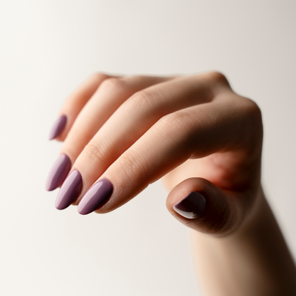 Aphrodite Nail Polish – Farbwirkung auf lackierten Nägeln; Farbton ein tiefes Violett mit gedeckten Mauve-Untertönen