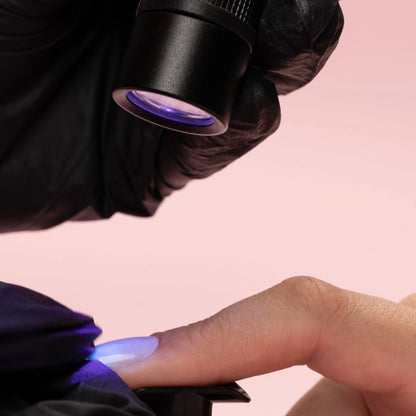 Flash-Cure UV Flashlight Die UV LED Flashlight ermöglicht ein einfaches und unkompliziertes Aushärten der Tips. Batterie ist nicht inbegriffen Bio Sculpture