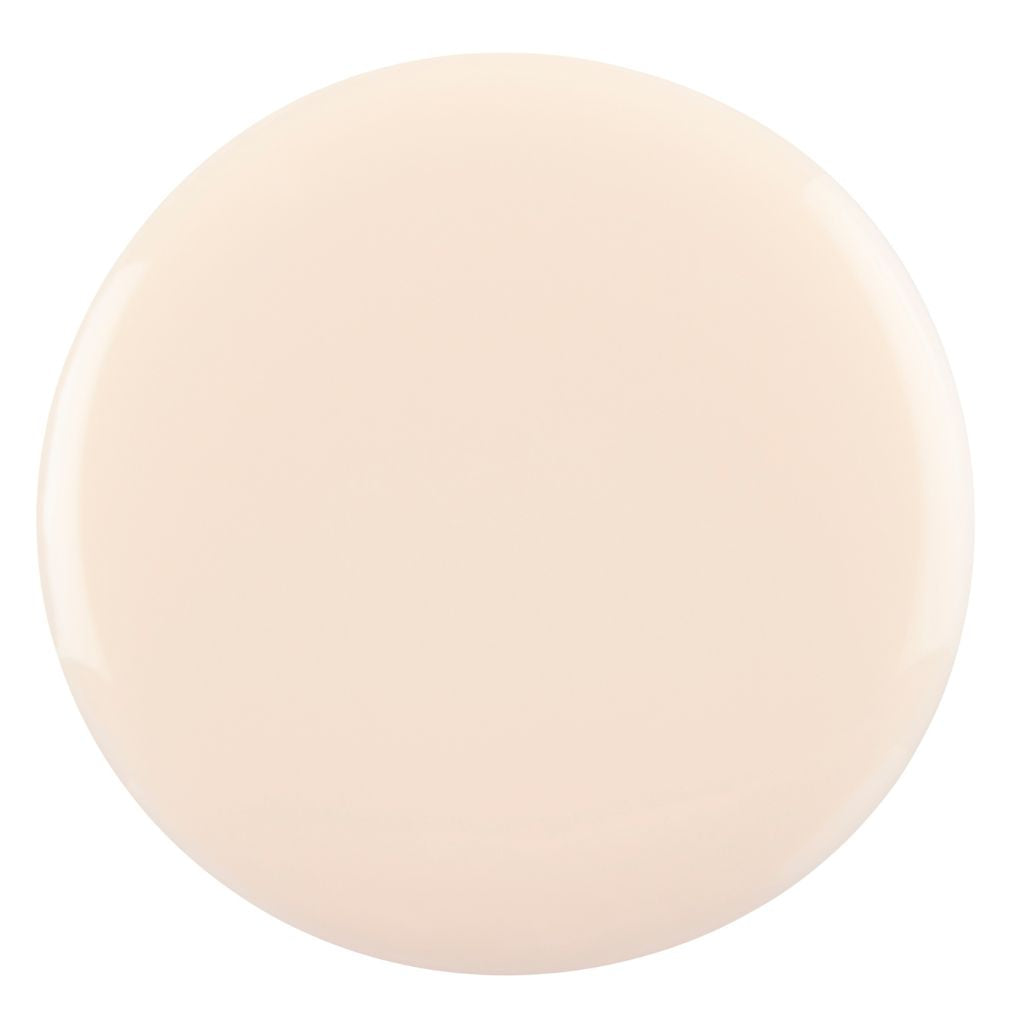 Crème Nail Polish – Farbwirkung auf lackierten Nägeln; Farbton ein weiches, cremiges Off-White mit warmem Elfenbeinton