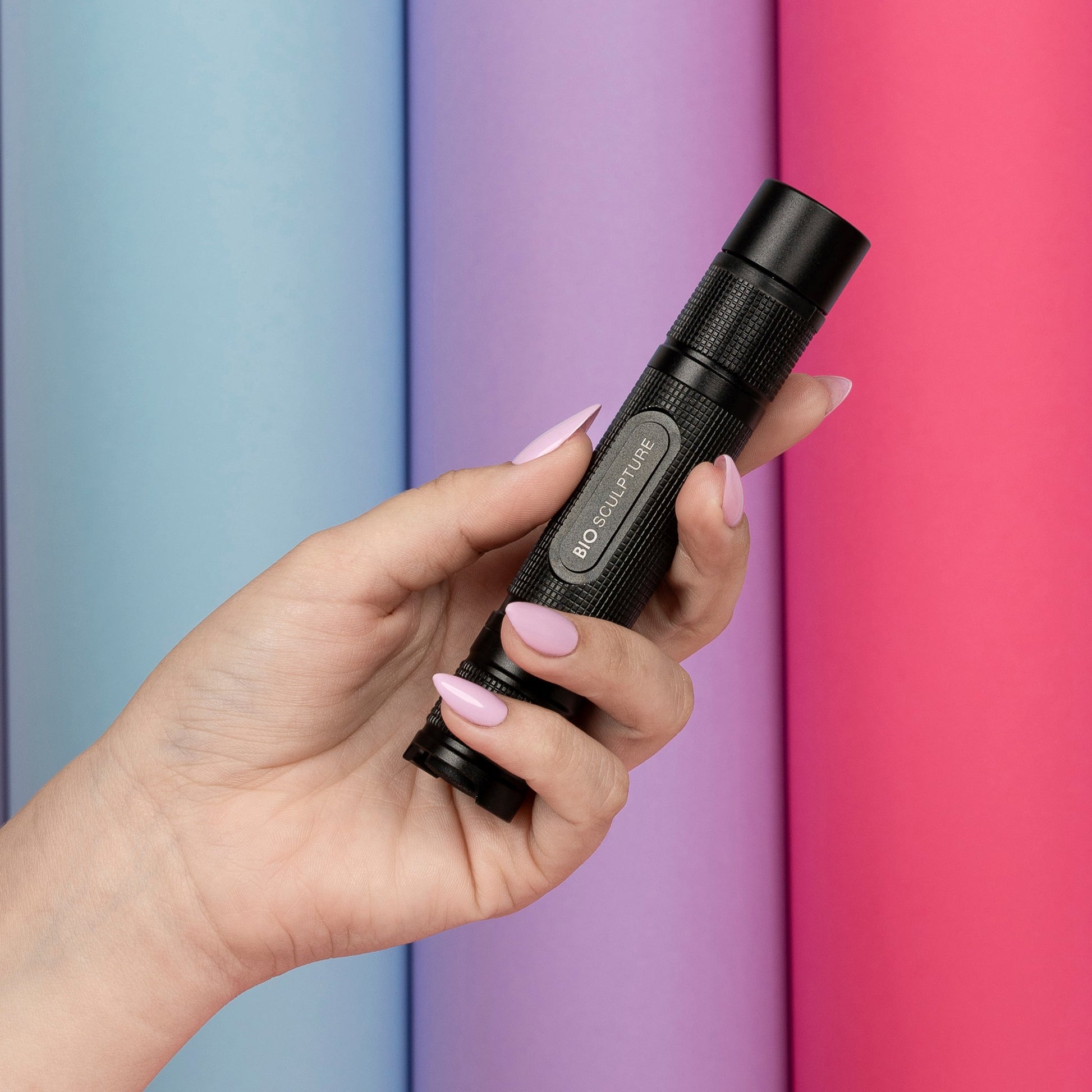 Flash-Cure UV Flashlight Die UV LED Flashlight ermöglicht ein einfaches und unkompliziertes Aushärten der Tips. Batterie ist nicht inbegriffen Bio Sculpture