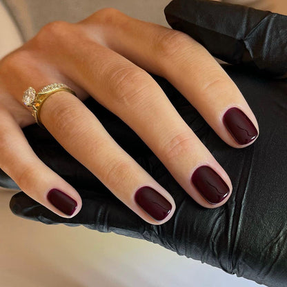 Pinotage Nail Polish – Nahaufnahme des Farbtons; Farbton ein anspruchsvolles Weinbraun mit dezenten traubenfarbenen Untertönen
