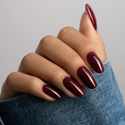 Ruby Nail Polish – Nahaufnahme des Farbtons; Farbton ein tiefes, gedecktes Pflaumenviolett mit satten roten Untertönen