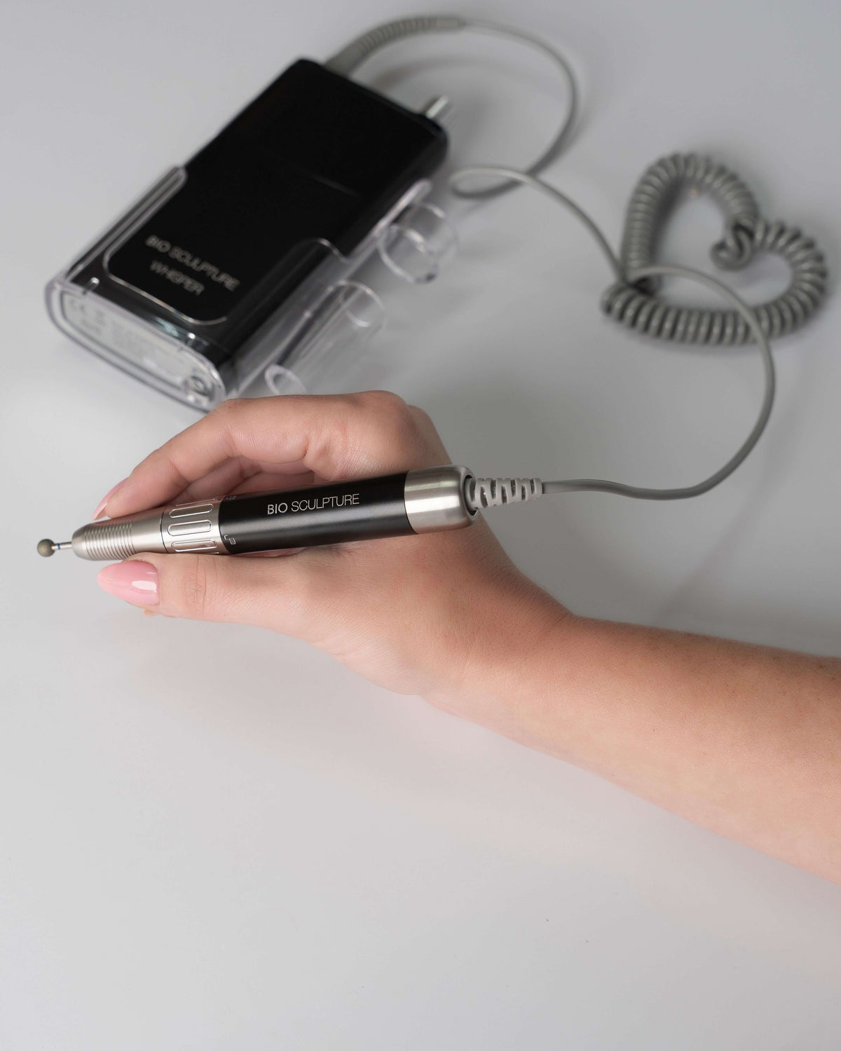 Whisper E-File Schwarz Nagelfräser & Tools Die Whisper-Technologie reduziert Vibrationen und Geräusche und verfügt über ein modernes, elegantes, tragbares Design, das leicht und einfach zu bedienen ist. Jede E-Feile von Bio Sculpture wird mit einem Kerami