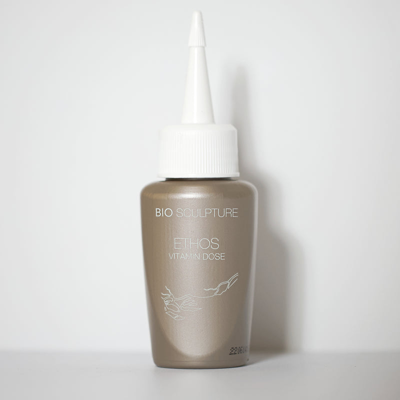 50ml Vitamin Dose & Spout Flüssigkeiten Vitamin Dose muss auf saubere Nägel aufgetragen werden, damit Ihre Nagelplatte die Vitamine B1, B2, B12, Vit C und Vit P aufnehmen kann, die für den Zellstoffwechsel und die Keratinstruktur für ein gesundes Nagelwac